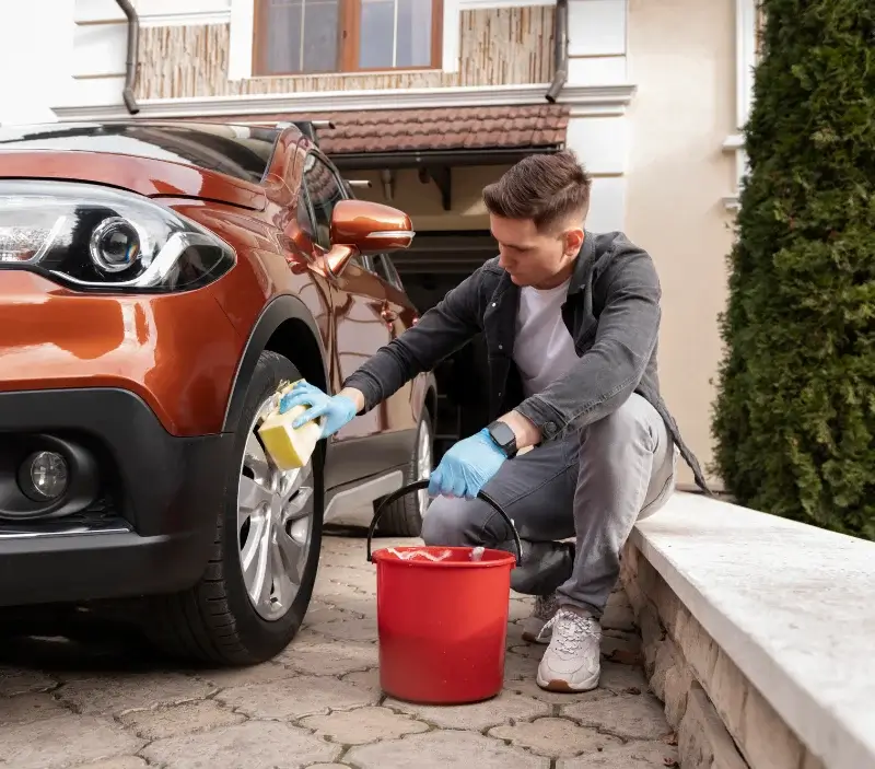 Lavage auto à domicile Ris : professionnel intervenant sur un véhicule